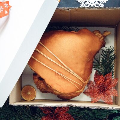 Szynka pieczona z kością